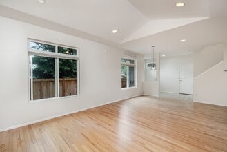 324 196th Pl SW in Lynnwood, WA - Foto de edificio - Building Photo