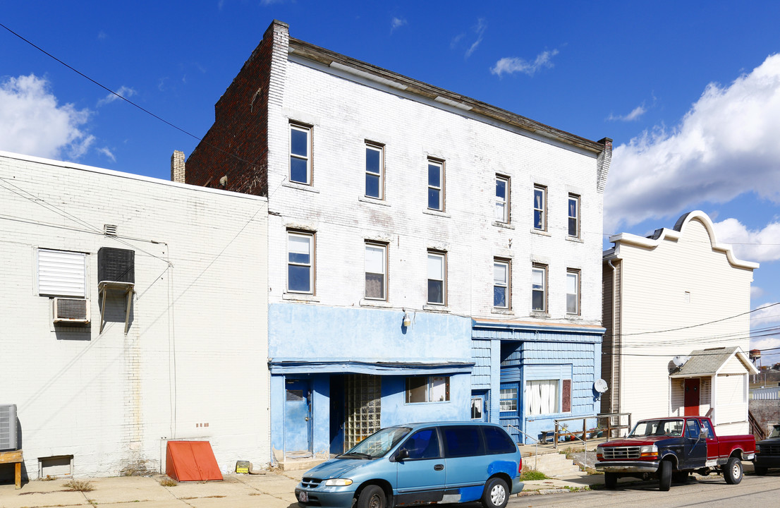 17 Bessemer Ave in Lyndora, PA - Building Photo