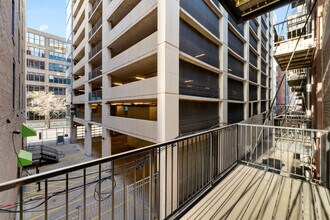 318 W Grand Ave in Chicago, IL - Building Photo - Building Photo