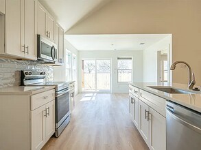 3320 Brazos River Dr in Granbury, TX - Foto de edificio - Building Photo