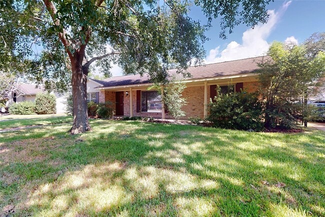 5850 Braesheather Dr in Houston, TX - Building Photo - Building Photo