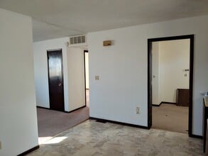 704 E Cedar Ln in Mount Pleasant, IA - Building Photo - Building Photo