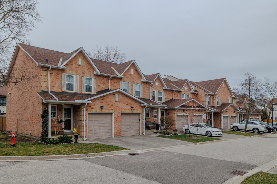 1039 Cedarglen Gate in Mississauga, ON - Building Photo