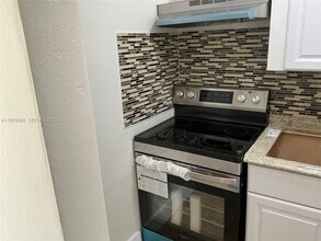 2079 NE 167th St in North Miami Beach, FL - Building Photo - Building Photo