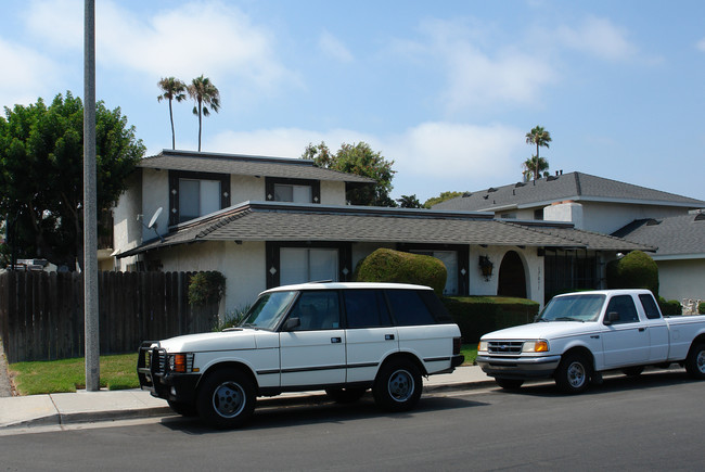 17071 Pinehurst Ln in Huntington Beach, CA - Building Photo - Building Photo