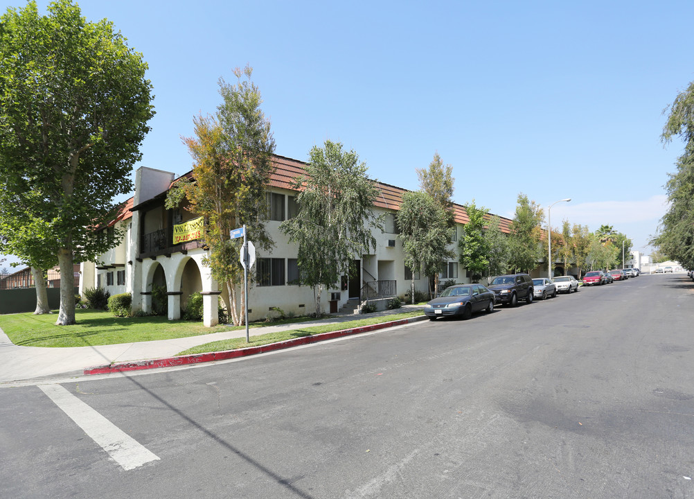 Villa Etiwanda Apartments in Reseda, CA - Building Photo