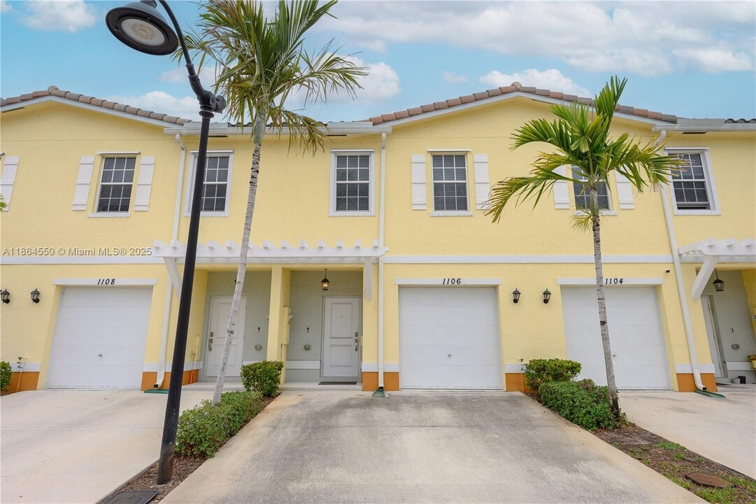 1106 NW 40th Ter in Lauderhill, FL - Building Photo