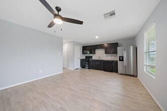 17038 Marie Vlg Dr in Conroe, TX - Building Photo - Building Photo