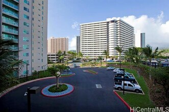 3900 Ala Makahala Pl in Honolulu, HI - Building Photo - Building Photo