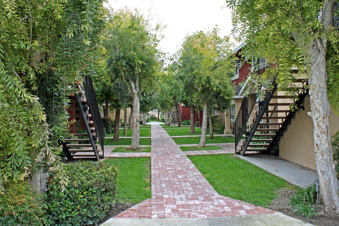 Park Place Townhomes in Buena Park, CA - Building Photo