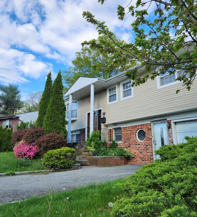 5 Thorman Ln, Unit House in North Babylon, NY - Building Photo - Building Photo
