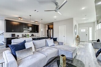 4677 Bellfort Ave in Houston, TX - Foto de edificio - Building Photo