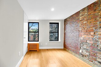 98 Christopher St in New York, NY - Building Photo - Building Photo