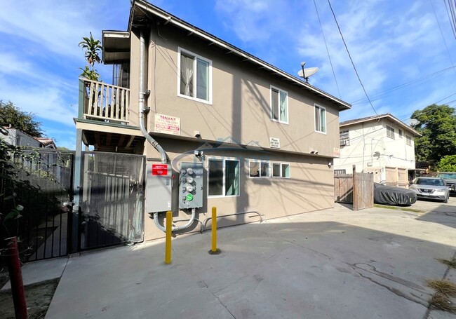 2282-2284 Pine Ave in Long Beach, CA - Foto de edificio - Building Photo