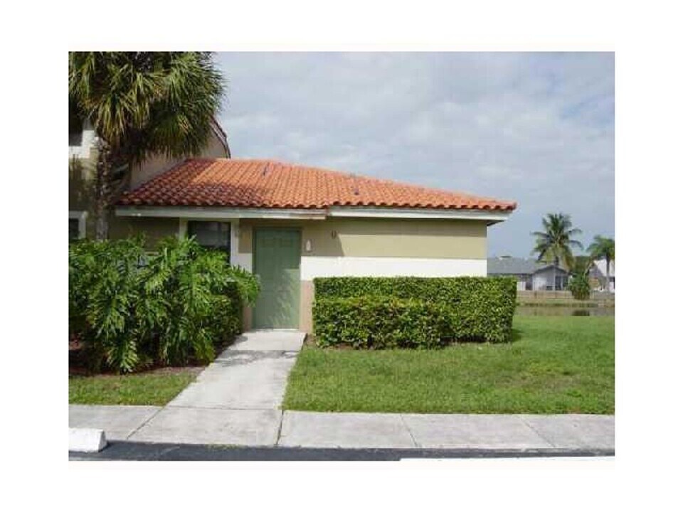 9951 Nob Hill Pl in Sunrise, FL - Building Photo