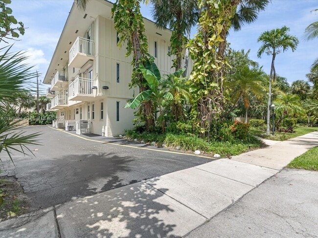 255 Sunrise Dr in Key Biscayne, FL - Building Photo - Building Photo
