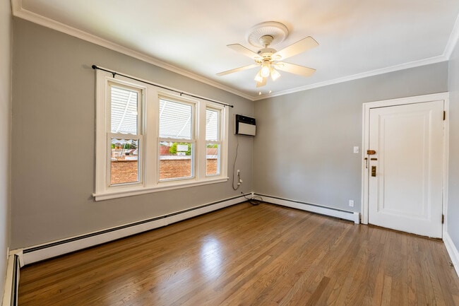 7041 W Addison St in Chicago, IL - Building Photo - Building Photo