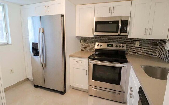 14010 NE 3rd Ct, Unit #1 in Miami, FL - Building Photo - Building Photo