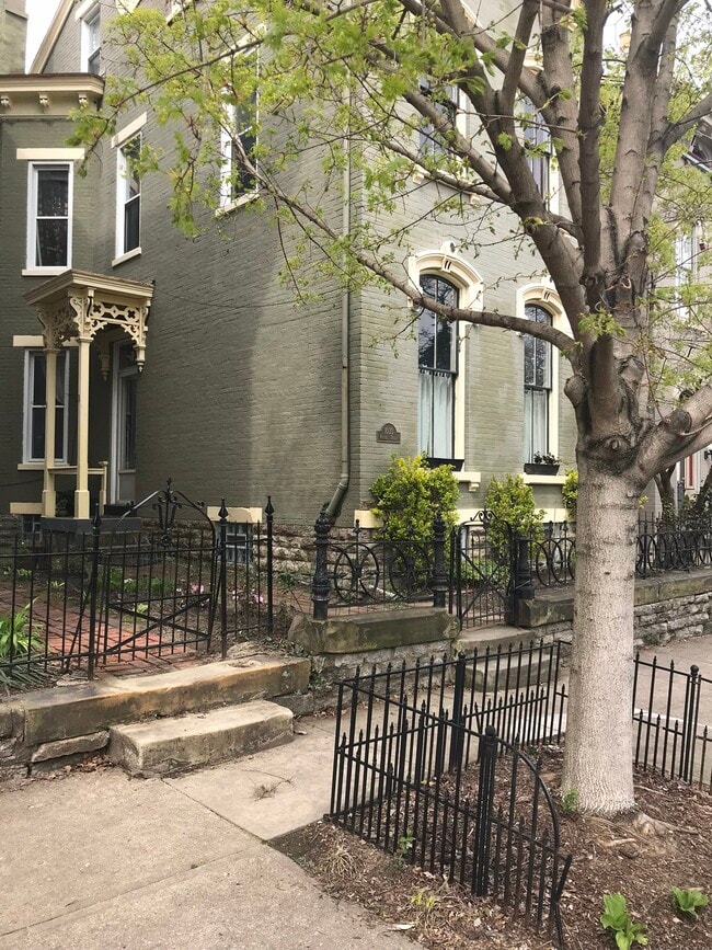 1033 Russell St, Unit Flr 1 in Covington, KY - Foto de edificio - Building Photo