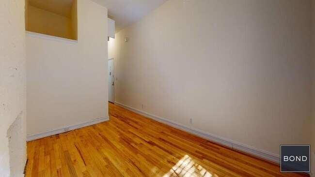 323 E 83rd St in New York, NY - Building Photo - Building Photo