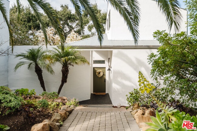 2002 Tuna Canyon Rd in Topanga, CA - Building Photo - Building Photo