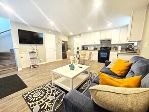 123 E Bennett Ave, Unit A in Glendora, CA - Building Photo - Building Photo