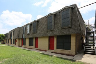 Hamilton Place Apartments in San Antonio, TX - Building Photo - Primary Photo