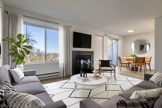 Lodge at Madrona Ridge in Tacoma, WA - Foto de edificio - Building Photo