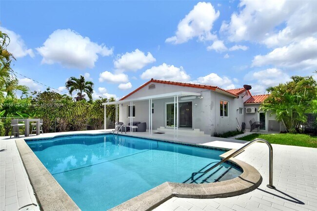 2195 SW 25th Ter in Miami, FL - Building Photo - Building Photo
