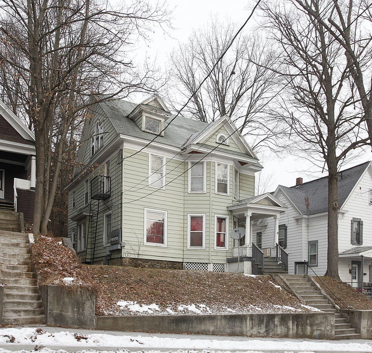 43 Spruce St in Oneonta, NY - Foto de edificio