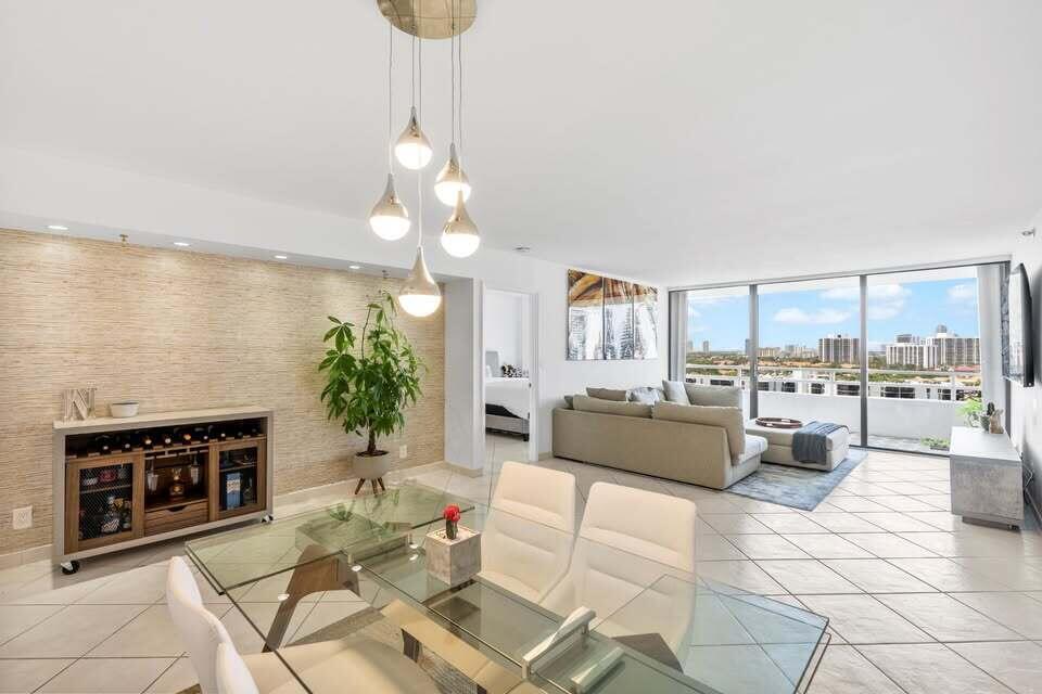 20225 NE 34th Ct in Miami, FL - Building Photo