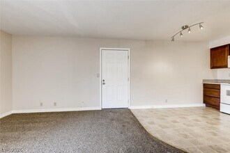 5224 River Glen Dr in Las Vegas, NV - Building Photo - Building Photo