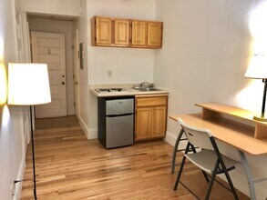 1079 Beacon St, Unit 1 in Brookline, MA - Foto de edificio - Building Photo