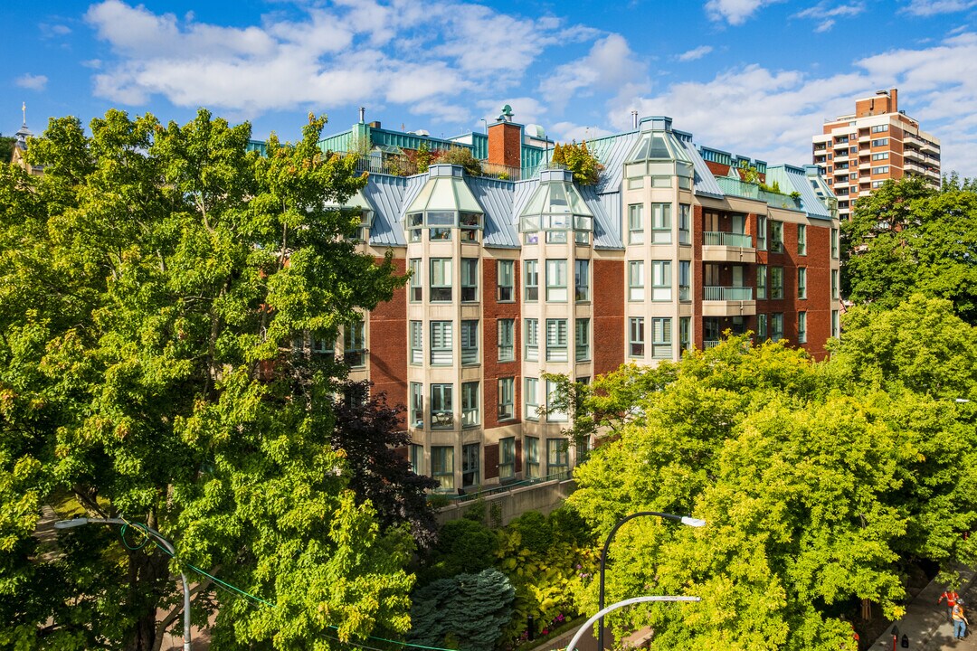 La Promenade de la montagne in Outremont, QC - Building Photo
