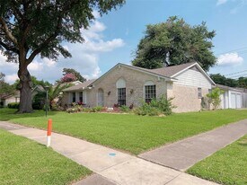 8902 Sharpview Dr in Houston, TX - Building Photo