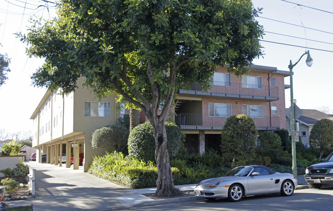 1820 Santa Clara Ave in Alameda, CA - Foto de edificio