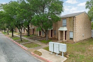 River Oaks Apartments in La Grange, TX - Building Photo