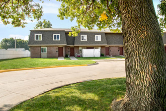 Featherstone Apartments in Council Bluffs, IA - Building Photo - Building Photo