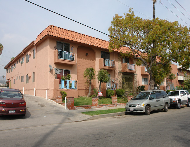 4931 Romaine St in Los Angeles, CA - Foto de edificio - Building Photo