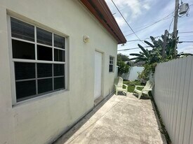 445 NE 109th St in Miami, FL - Building Photo