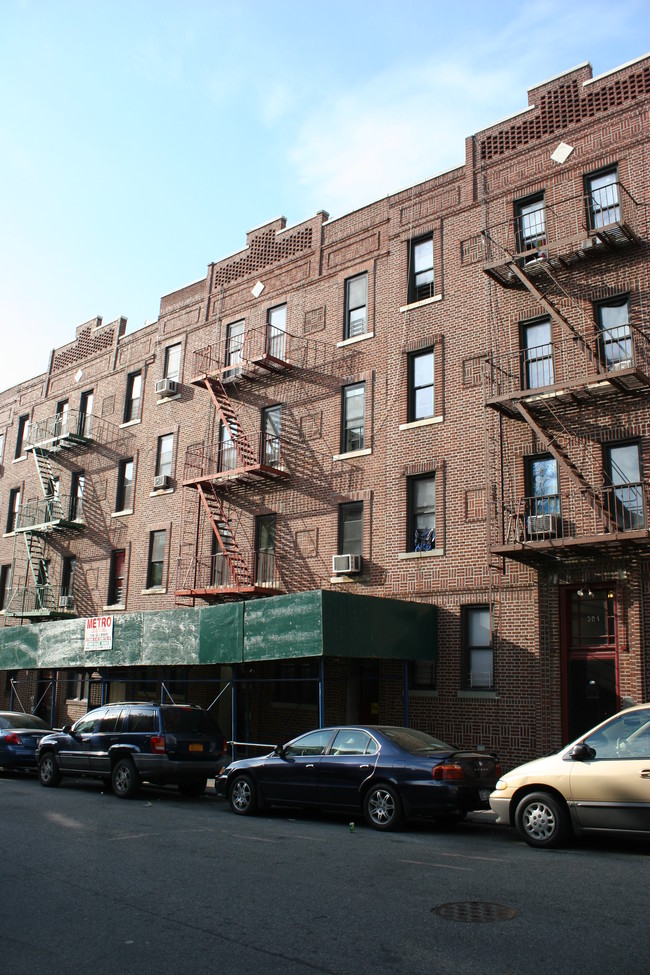 308 E 183rd St in Bronx, NY - Foto de edificio - Building Photo