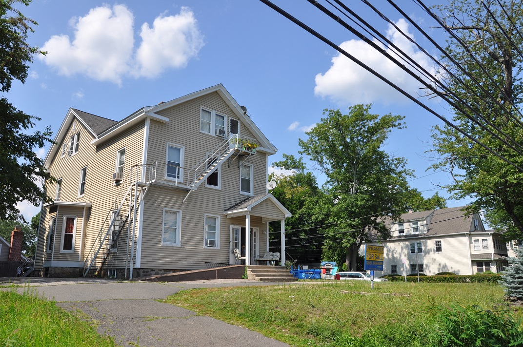 142 W Cedar St in Norwalk, CT - Building Photo