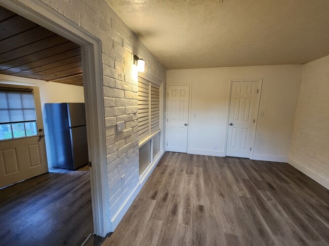 155 E 15th Ave, Unit Middle Unit in Escondido, CA - Building Photo - Building Photo