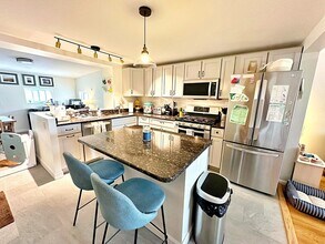 72 Cottage St in Boston, MA - Building Photo - Building Photo