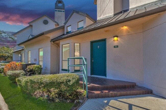 4144 Greystone Way, Unit 703 in Sugar Land, TX - Foto de edificio - Building Photo