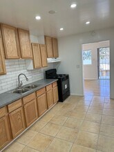 435 W Acacia Ave, Unit B in Glendale, CA - Foto de edificio - Building Photo