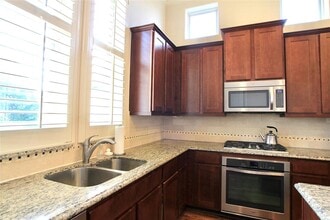 2045 Fannin St in Houston, TX - Building Photo - Building Photo