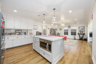 2011 De Milo Dr in Houston, TX - Building Photo