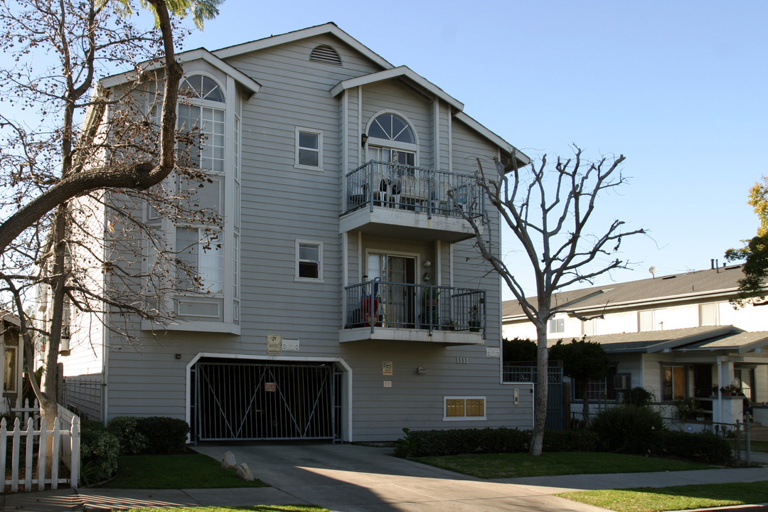 1111 Gladys Ave in Long Beach, CA - Building Photo