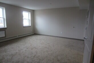 275 W Main St, Unit 275-10 West Main St in Marlborough, MA - Foto de edificio - Building Photo